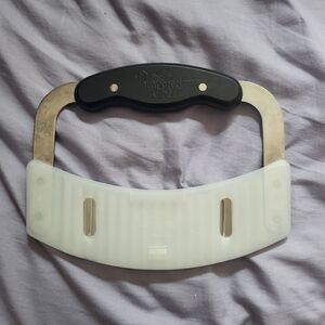 The Pampered Chef Crinkle Cutter w/Blade Guard